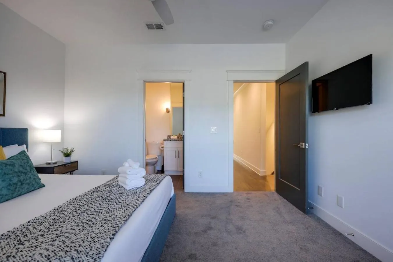West Side Charmer Convenient Location Nashville Holiday home